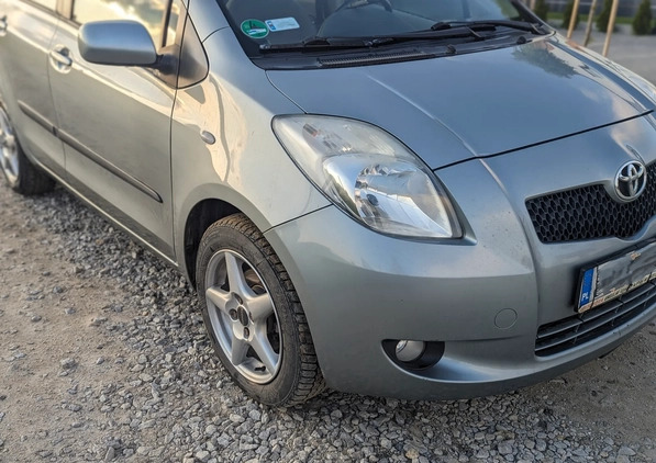 Toyota Yaris cena 11900 przebieg: 180387, rok produkcji 2008 z Łochów małe 254